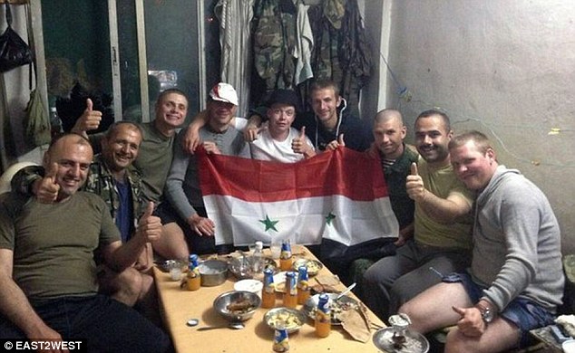 جنود يحتضنون العلم السوري 