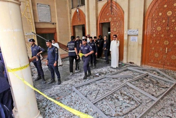 عناصر من الشرطة الكويتية في مسجد الامام الصادق الذي تعرض لاعتداء