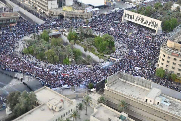 محتجون عراقيون يملأون ساحة التحرير في وسط بغداد