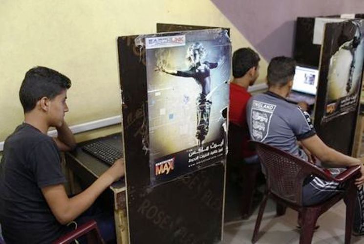 شباب عراقيون في مقهى انترنت في مدينة الصدر - صورة من الأرشيف