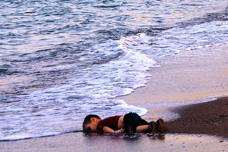 صورة الطفل السوري إيلان وهو ممدّد على الشاطئ بعد موته غرقا فطرت قلوب الملايين عبر العالم
