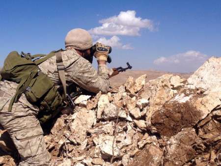 مقاتل من حزب الله عند الحدود اللبنانية السورية