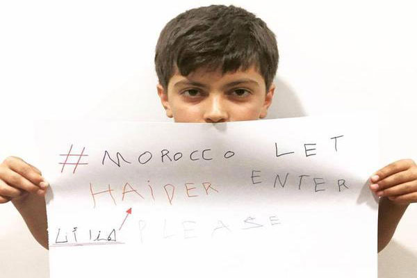 الطفل السوري حيدر مناشدًا السلطات المغربية إدخاله إلى البلاد قبل أيام