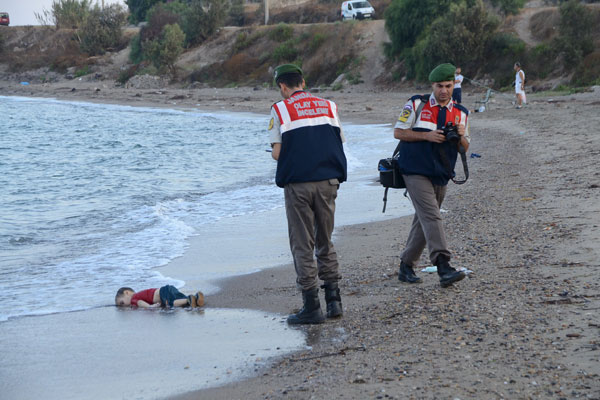 الطفل السوري لدى اكتشاف جثته ملقية على شاطئ تركي