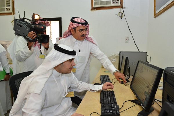 الدكتور عادل الطريفي خلال اطلاعه على استعدادات الإعلام لنقل شعائر الحج 