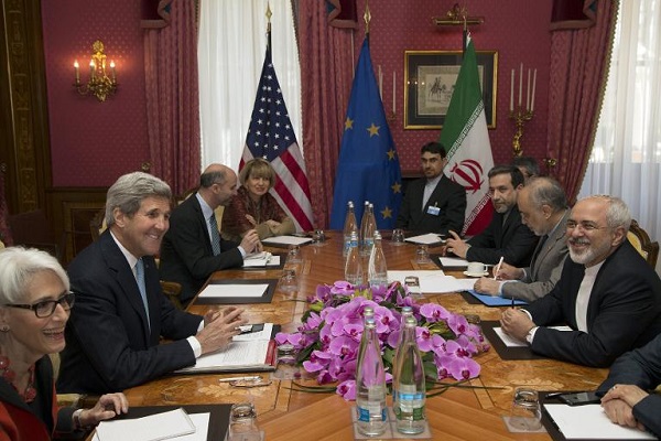 كيري وظريف خلال جولة مفاوضات في لوزان 18 مارس 2015 
