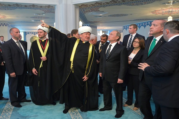 بوتين خلال افتتاحه مسجد موسكو الكبير
