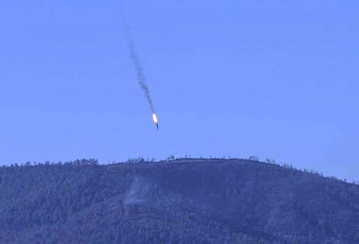 الطائرة الروسية تهوي محترقة بعد اسقاطها من طرف المقاتلات التركية 