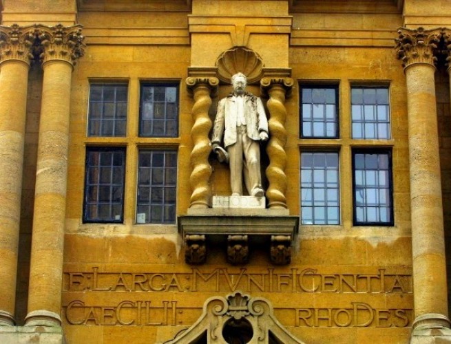 تمثال سيسيل جون رودس في جامعة اوكسفورد