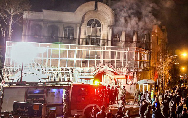 غوغاء طهران خلال مهاجمة السفارة السعودية 