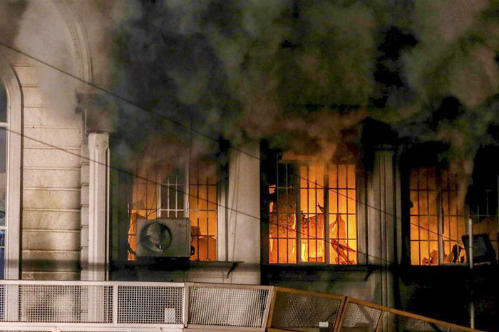 النيران تشتعل داخل مبنى السفارة 