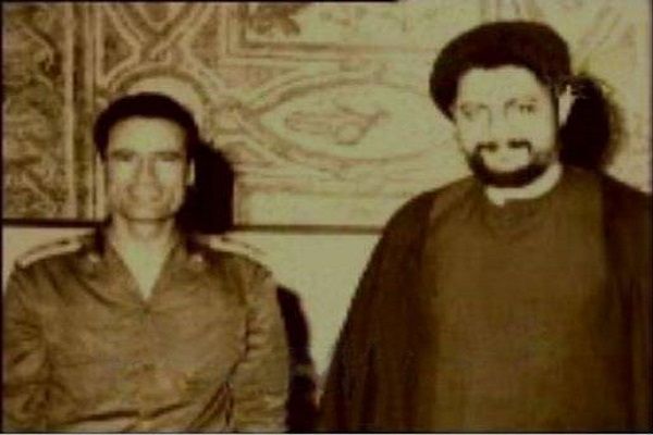 موسى الصدر إلى جانب معمر القذافي