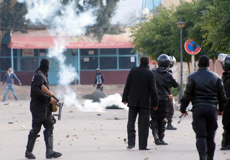 الشرطة التونسية تشتبك مع محتجين في مركز محافظة القصرين