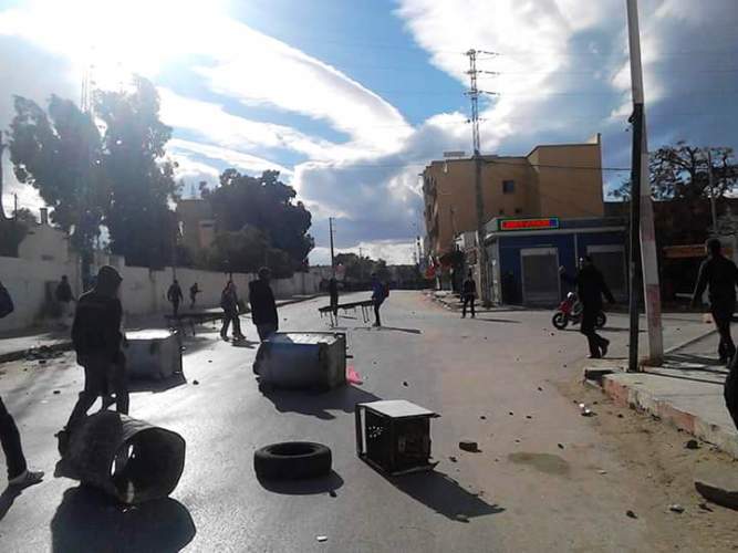 شبان غاضبون يقطعون إحدى الطرق الرئيسية في محافظة القصرين يوم الثلاثاء - صورة من فايسبوك