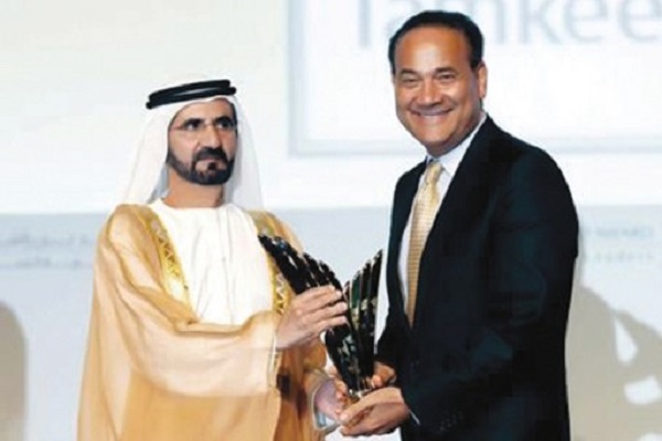 محمد بن راشد يمنح المهندس محمد عبداللطيف جميل جائزة أفضل مبادرة لدعم ريادة الأعمال