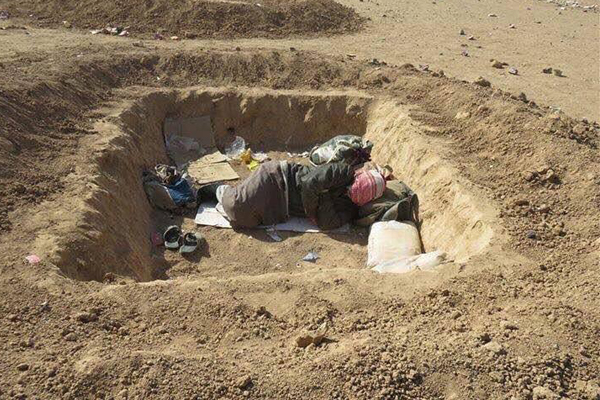 نازحو الموصل ينامون في حفر