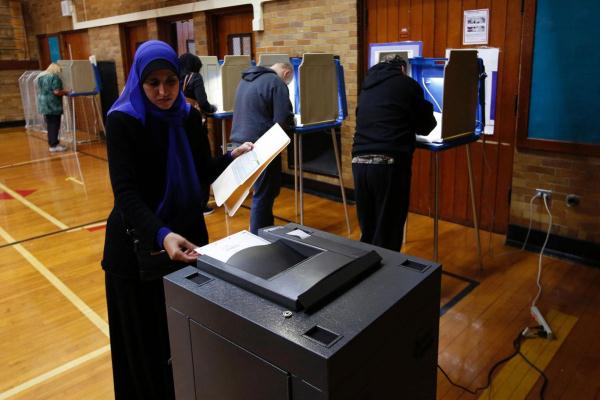 أميركية مسلمة تدلي بصوتها بالانتخابات