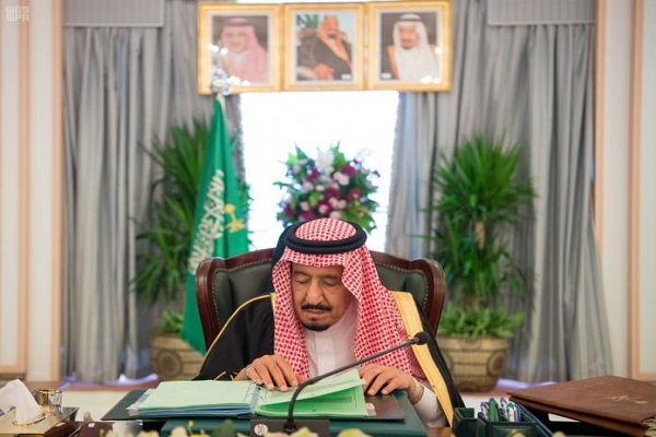 العاهل السعودي الملك سلمان خلال ترؤسه جلسة مجلس الوزراء من محافظة الخبر 
