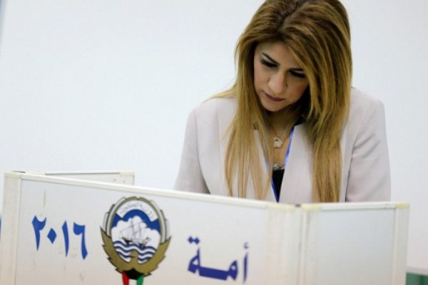 كويتية تدلي بصوتها في الانتخابات