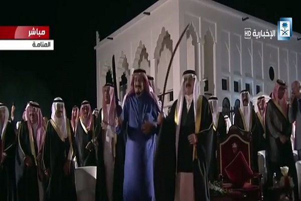 الملك سلمان والملك حمد يؤديان رقصة العرضة في حفل استقبال العاهل السعودي في المنامة