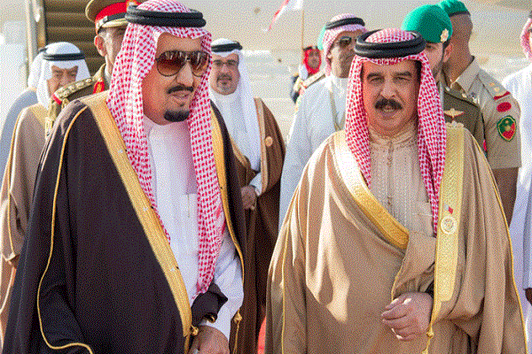 عاهل البحرين في استقبال الملك سلمان يوم الاثنين 