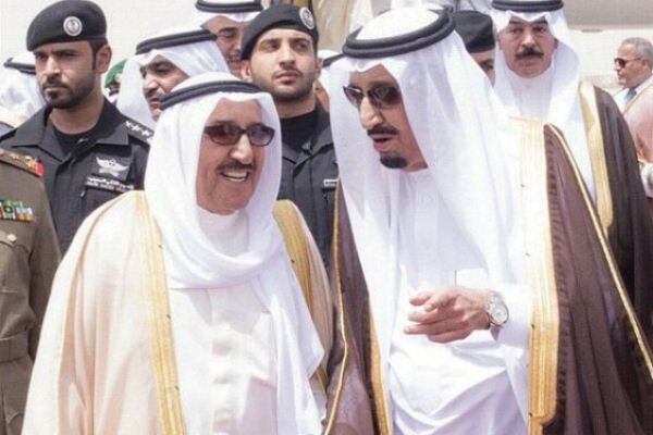 العاهل السعودي وأمير الكويت خلال أحد لقاء سابق