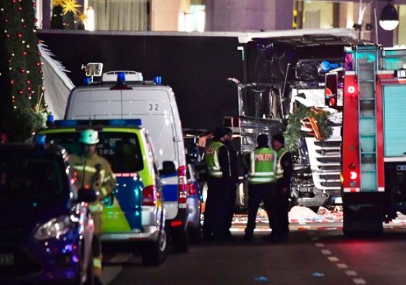 شاحنة تدهس حشدا في سوق في برلين ومقتل 12 شخصا