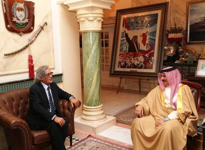 ملك البحرين مستقبلًا العمير