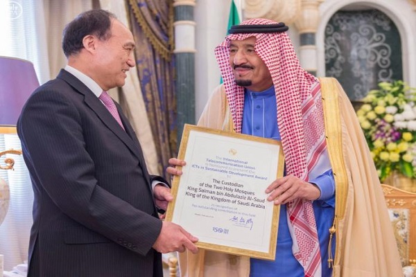 الملك سلمان خلال استلام جائزة تكنولوجيا المعلومات والاتصالات