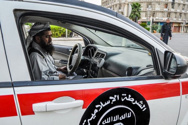 داعشي يقود إحدى سيارات الشرطة الاسلامية بالموصل