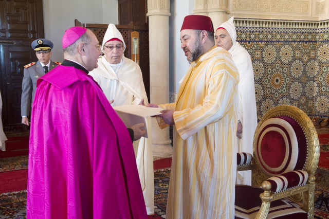الملك محمد السادس لدى أسلمه اوراق اعتماد سفير الفاتيكان الجديد لدى الرباط 