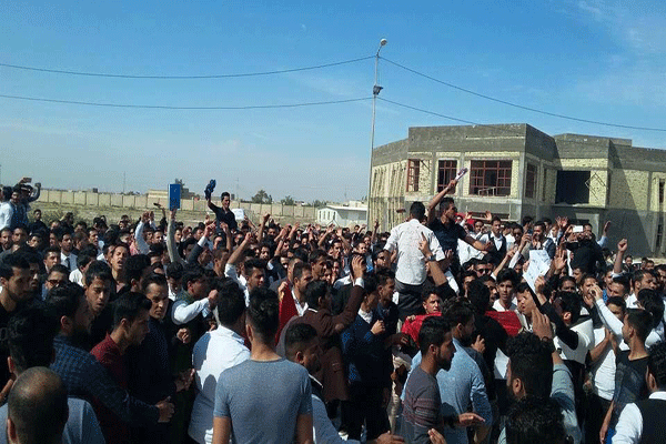 طلبة جامعة كربلاء يتظاهرون ضد الشهرستاني وزير التعليم العالي لدى محاولته زيارة الجامعة