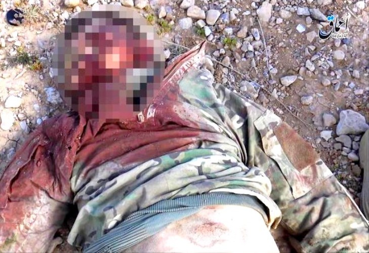 صورة بثتها وكالة أعماق التابعة لداعش لما زعمت أنها جثة لمستشار عسكري روسي قتل قرب تدمر