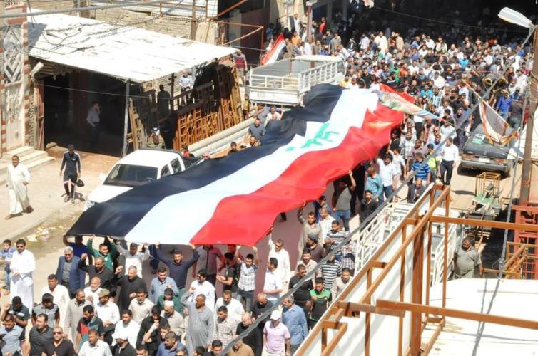 متظاهرون عراقيون يطالبون بالمصادقة على تشكيلة العبادي الوزارية للتكنوقراط