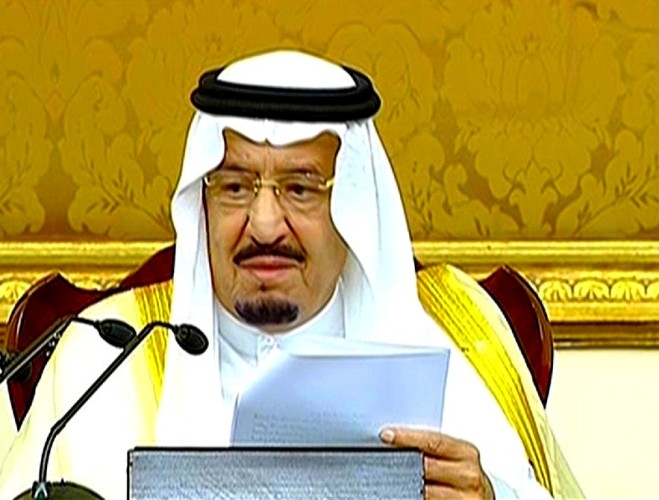 الملك سلمان ملقيا خطابا أمام البرلمان المصري