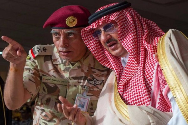 الأمير محمد بن نايف واللواء العتيبي خلال مشاهدة العرض العسكري