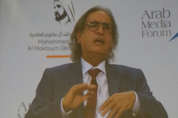 الإعلامي عثمان العمير أثناء مشاركته في جلسة حوارية ضمن منتدى الإعلام العربي