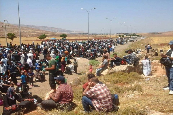 سوريون ينتظرون عند معبر باب الهوا بين سوريا وتركيا 