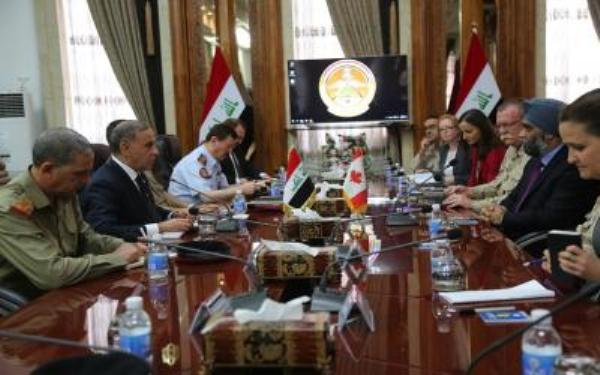 وزيرا الدفاع العراقي والكندي خلال مباحثاتهما في بغداد