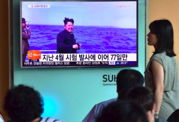مواطنون في كوريا الجنوبية يتابعون أخبار اشراف الزعيم الكوري الشمالي على اطلاق صاروخ باليستي