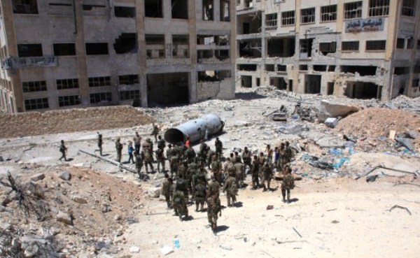 عناصر من القوات النظامية السورية في حي بني زيد في حلب بعد السيطرة عليه