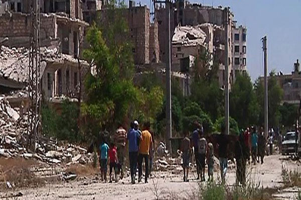 أهالي بني زيد في حلب يتفقدون حيهم