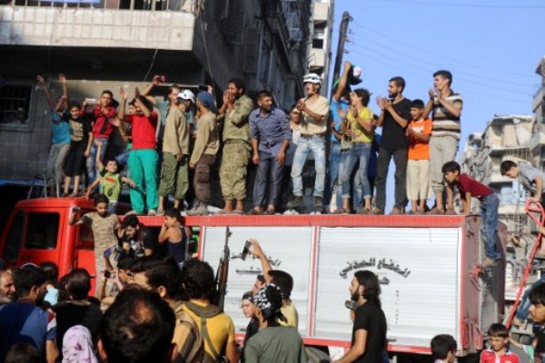 سوريون من أحياء حلب الشرقية يتظاهرون فرحا بعد كسر الحصار عنهم يوم السبت