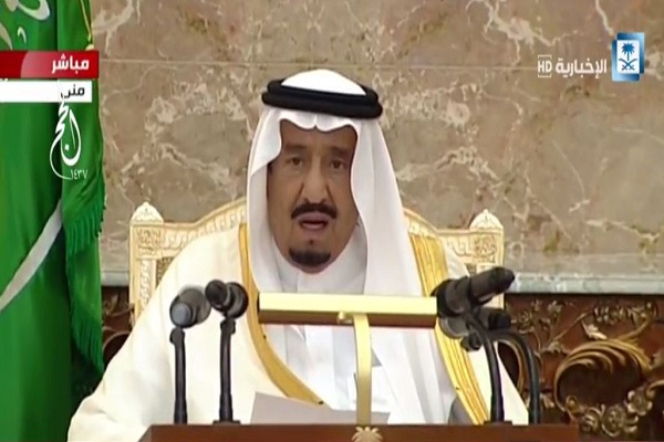 العاهل السعودي الملك سلمان خلال حفل تكريم قادة القطاعات العسكرية المشاركة في الحج