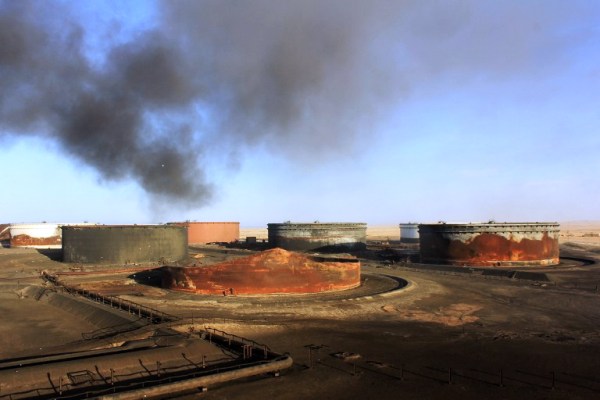 الدخان يتصاعد من منشأة نفطية في السديرة قرب راس لانوف - أرشيفية