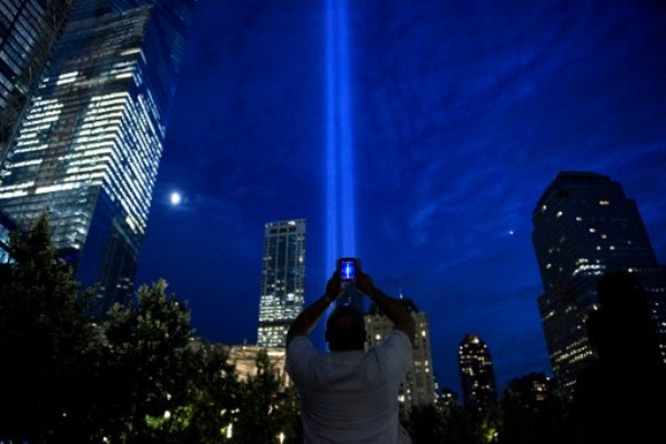 ضوء يرمز إلى برجي مركز التجارة العالمي اللذين انهارا في الاعتداءات