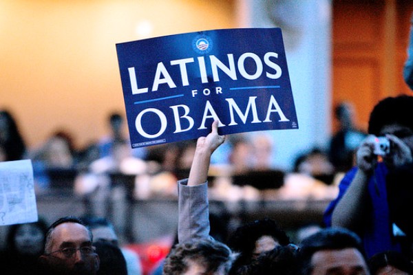 لاتينيون يرفعون لافتة تدعم أوباما