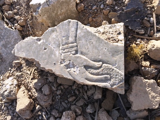 حطام لقطعة أثرية آشورية نادرة عثر عليها بالقرب من نمرود العراقية بعد طرد تنظيم داعش منها 