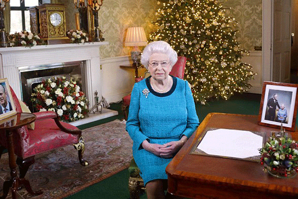 الملكة في مكتبها الرسمي في قصر باكينغهام 