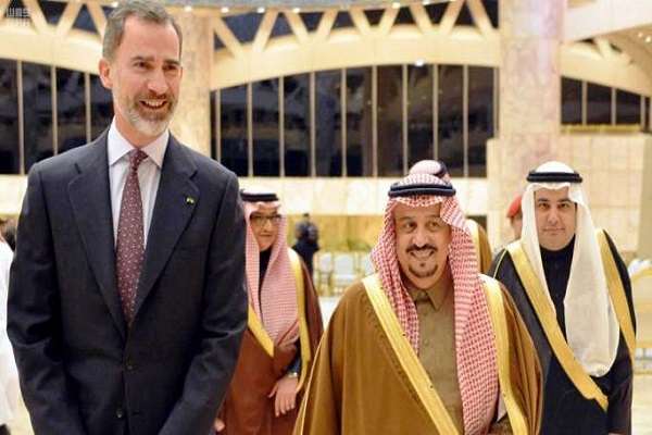 الأمير فيصل بن بندر والدكتور عادل الطريفي خلال استقبال الملك فيليب